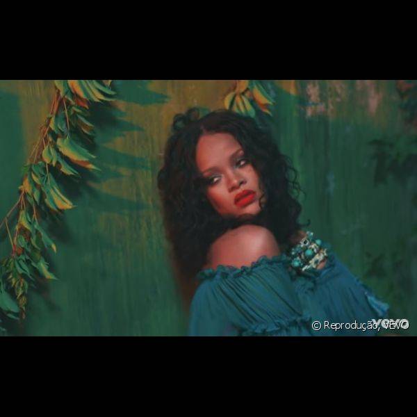 Para combinar com a sombra verde escura, o batom vermelho usado por Rihanna foi um tom bem matte e vibrante (Foto: Reprodução VEVO)